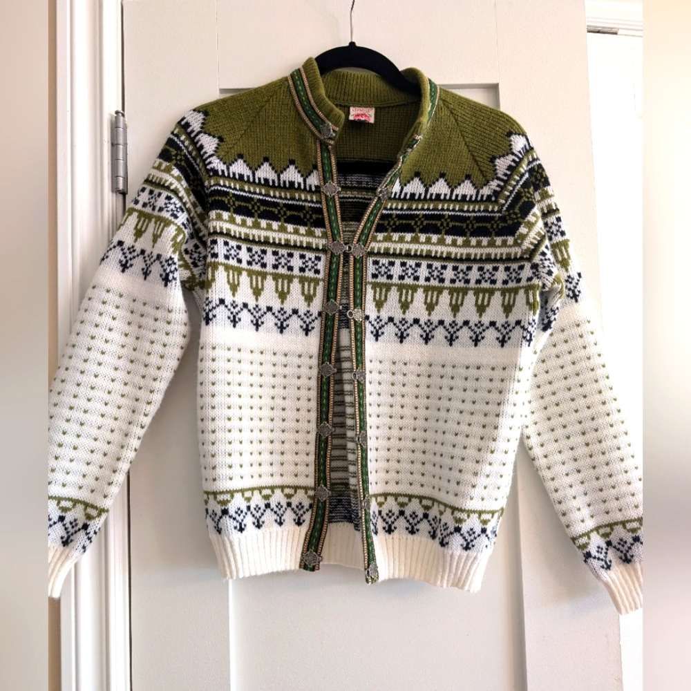 Mint vintage cardigan with pewter fasteners, 42